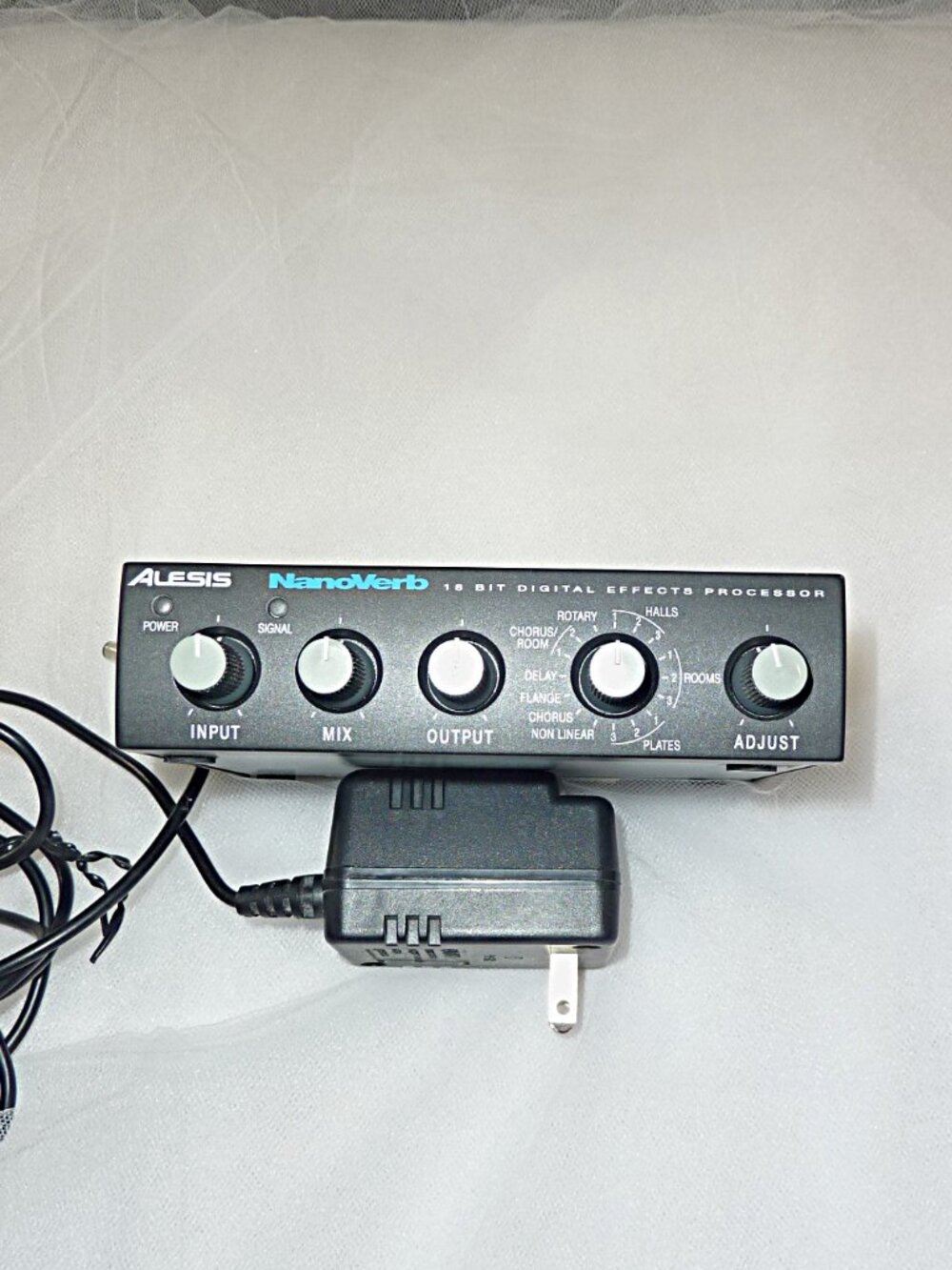 Alesis NanoVerb 18-Bit Digital Effect Processor with Adapter